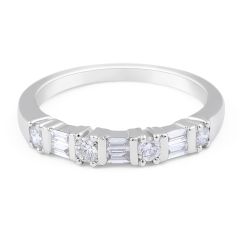 18 Karat White Gold Diamond Wedding Band Baguette and Round Brilliant Diamond