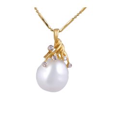 Pearl and Diamond Pendant in 18 Karat Yellow Gold 